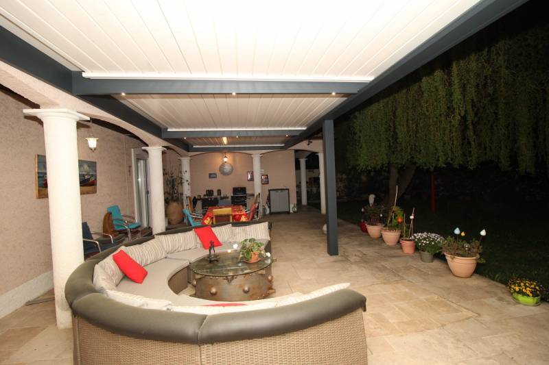 Idée de réalisation de pergola bioclimatique moderne sur mesure avec installation adossée sur terrasse à Nîmes dans le 30