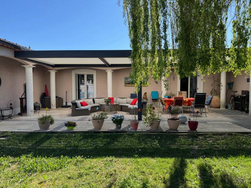 Réalisation d'une grande pergola bioclimatique alu installation adossée à Nîmes dans le 30