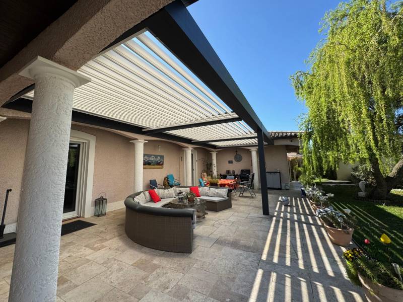 Photo après pose adossée d'une pergola bioclimatique fabriquée sur mesure à Nîmes dans le 30