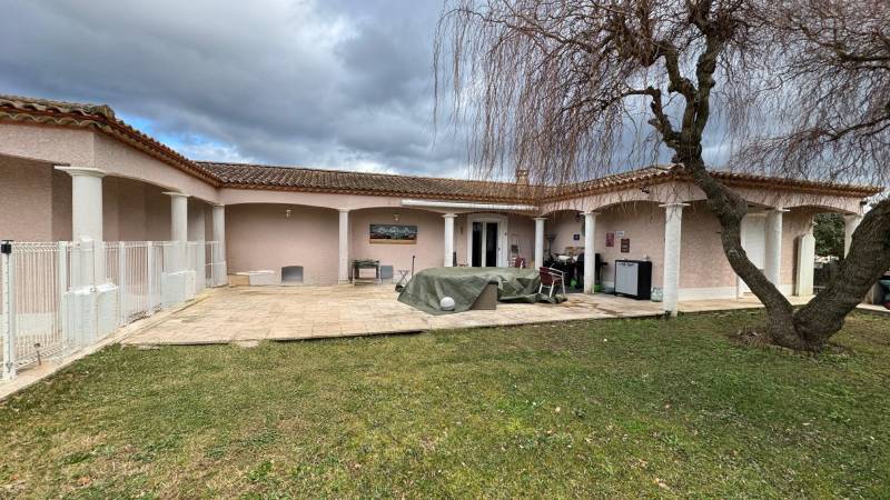 Conception sur mesure d'une pergola adossée à lames orientables à Nîmes dans le Gard