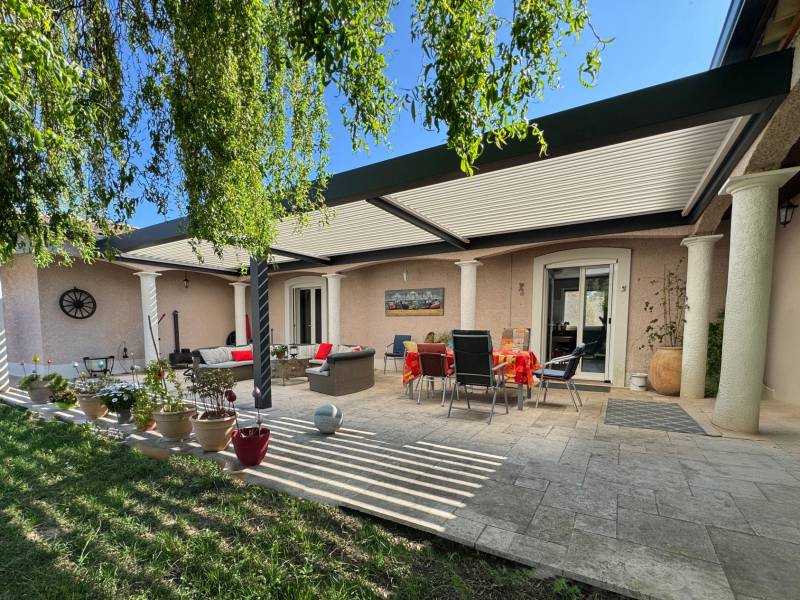 Pose sur terrasse et adossée 3 murs d'une pergola bioclimatique sur mesure à Nîmes dans le Gard