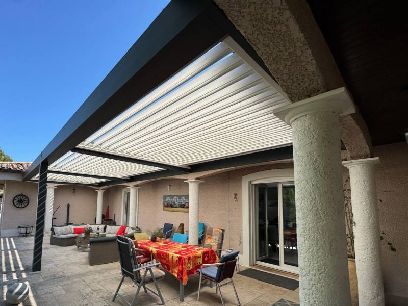 Exemple de pergola à lames orientables réalisée sur mesure et installée à Nîmes dans le Gard