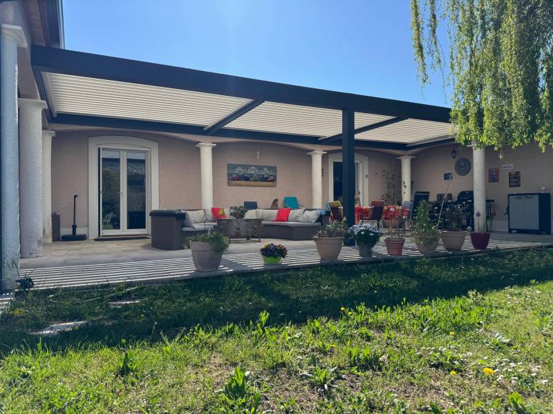 Exemple de conception sur mesure d'une pergola à lames orientables installée à Nîmes dans le Gard