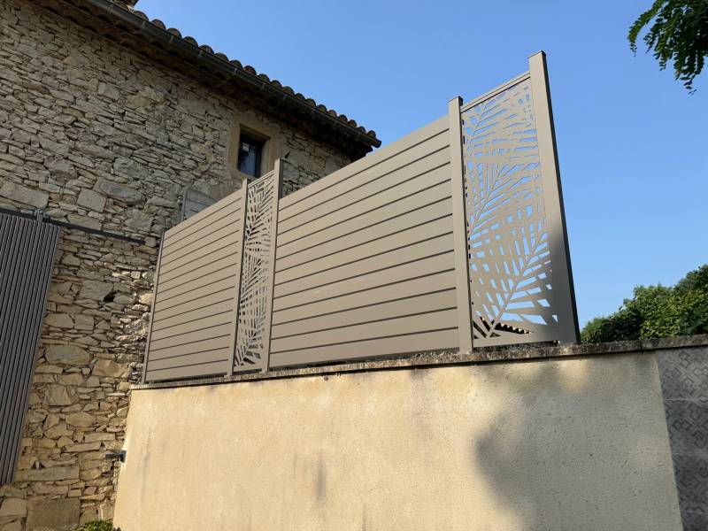 Modèle de brise-vue combiné avec un claustra décoratif ajouré pose sur mur à Nîmes dans le 30