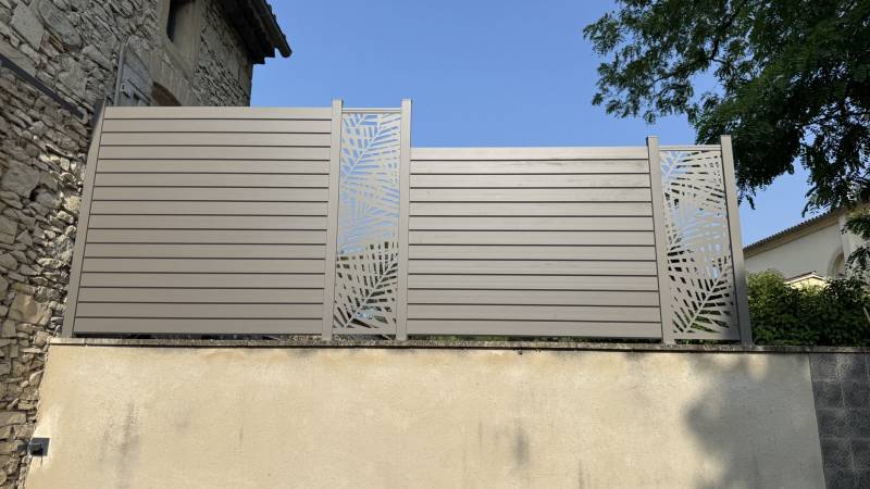Modèle de brise-vue combiné à un claustra ajouré décoratif à Nîmes dans le 30