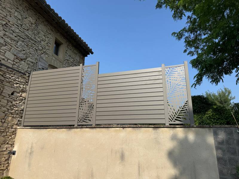 Photo après l'installation d'un brise-vue avec claustra modèle persienne à Nîmes dans le 34