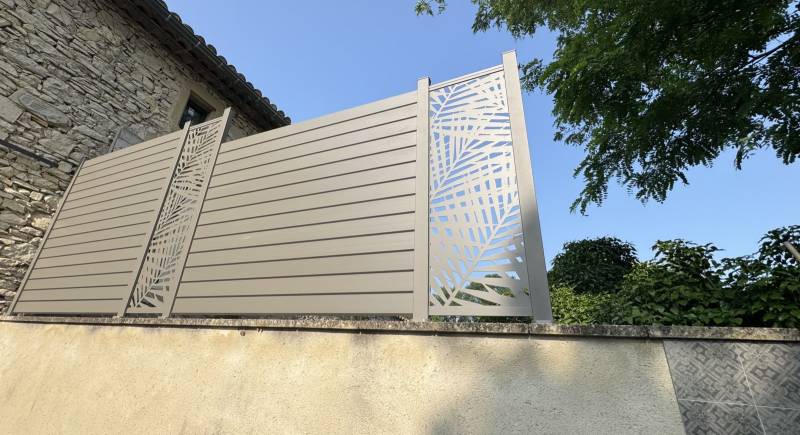 Idée de brise-vue avec claustra design installée à Nîmes dans le 30