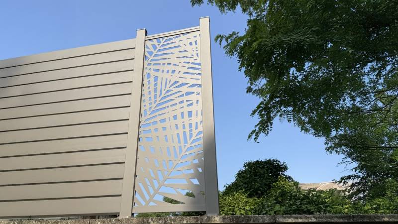 Exemple de pose de claustra décoratif et d'un brise vue panneau plein à Nîmes dans le 30