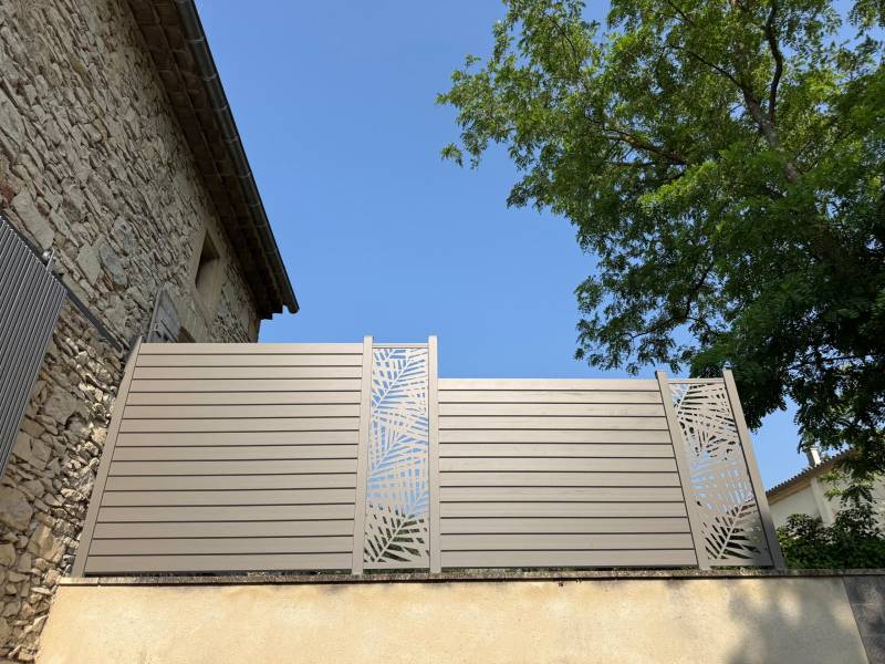 Pose d'un brise-vue et d'un claustra sur mur à Nîmes dans le 30