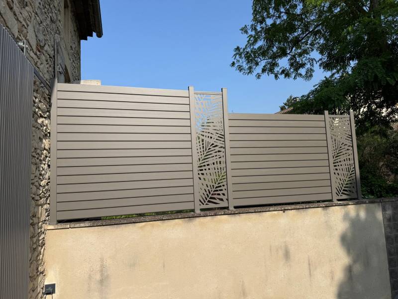 Exemple de réalisation d'une pose sur mur d'un brise-vue occultant avec claustra ajouré design à Nîmes dans l'Hérault