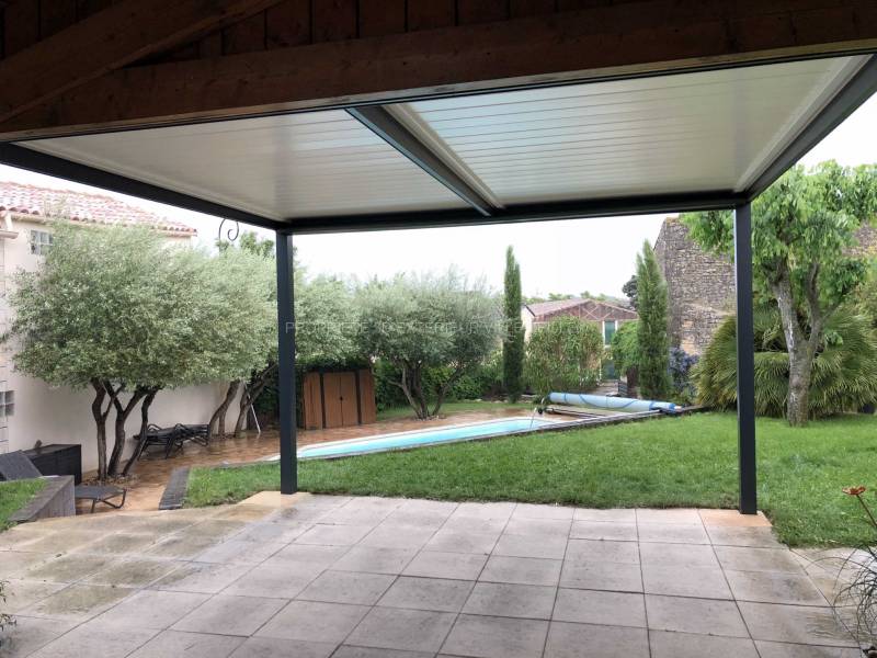Une Élégante Réalisation à Aujargues, Gard (30) Située dans le charmant village d'Aujargues, au cœur du département du Gard (30), cette réalisation incarne l'alliance parfaite entre esthétique et fonctionnalité.  La pergola bioclimatique se distingue par 