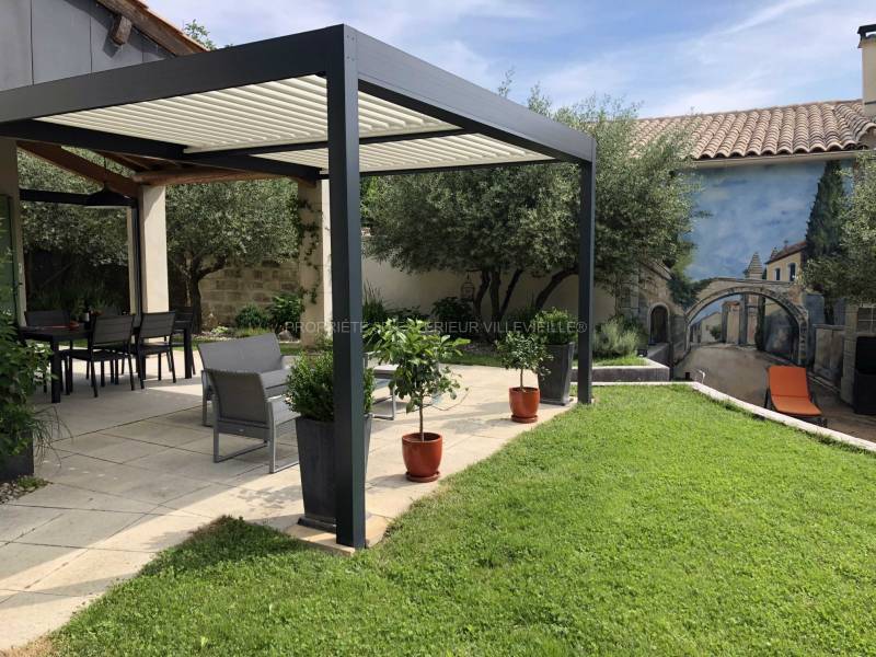 Réalisation d’une pergola bioclimatique de couleur gris anthracite (RAL 7016) sur la commune d'Aujargues dans le Gard (30)