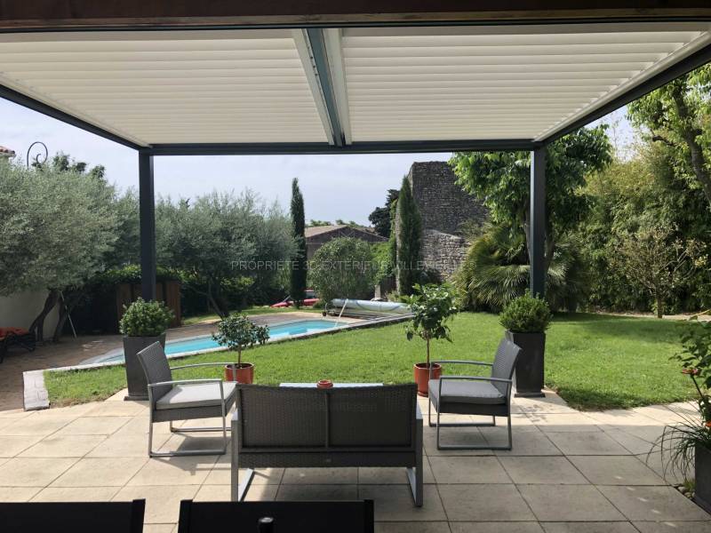 Esthétique et fonctionnalité avec une pergola en aluminium installée à Aujargues près de Sommières Gard