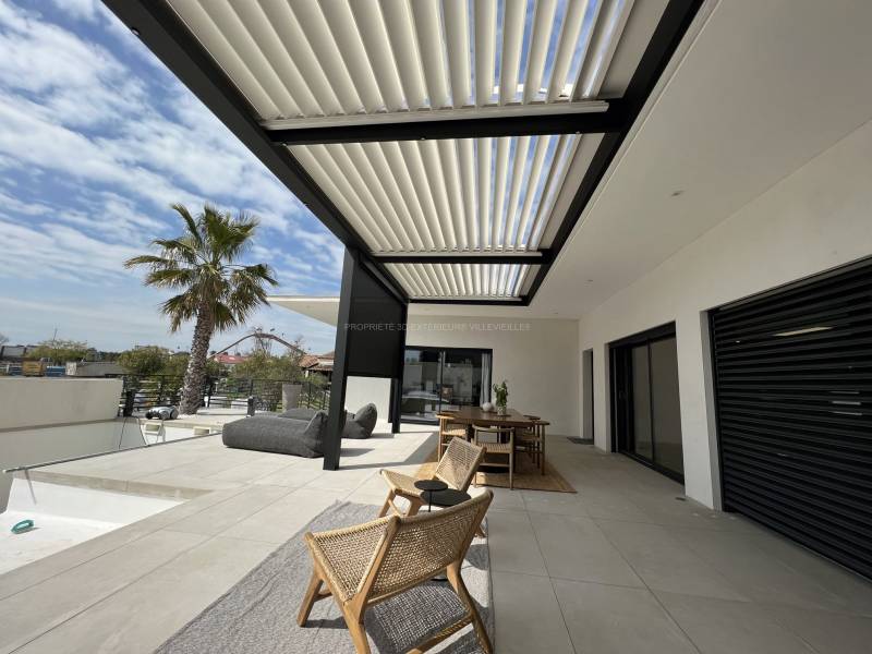 Artisan pour fabrication sur mesure de pergola bioclimatique en aluminium au Grau du Roi
