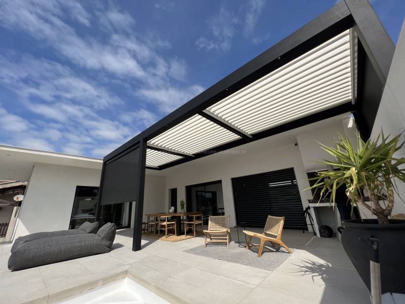 Installation d'une pergola en aluminium avec lames orientables et stores verticaux au Grau du Roi