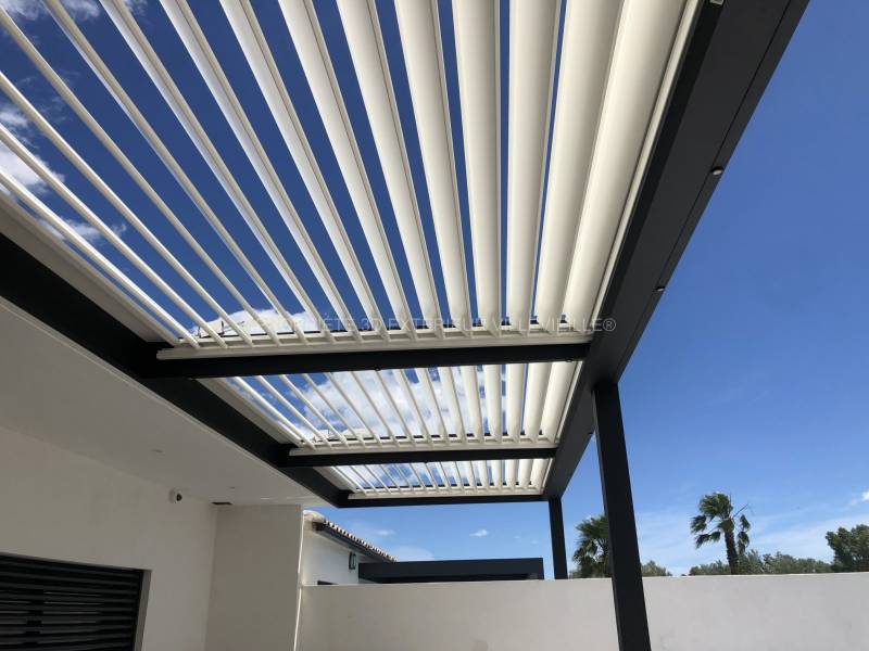 Pergola bioclimatique lames parallèles installation adossée