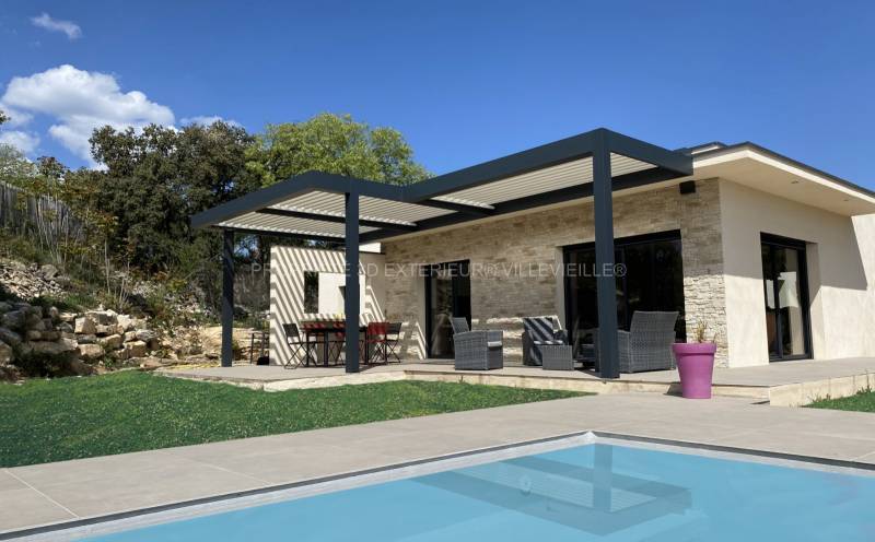 Pose d’une pergola bioclimatique en aluminium adossée, sur-mesure, version design, confort et élégance garanties, installation sur Nîmes Castanet dans le Gard (30)