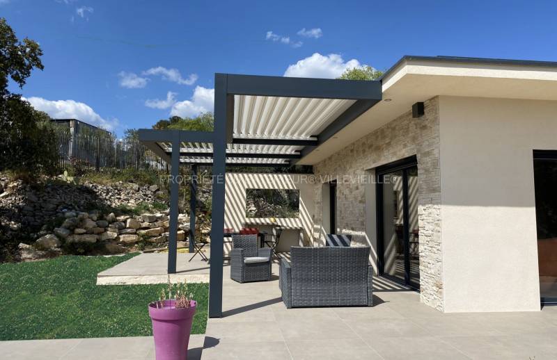 Implantation d'une pergola bioclimatique design de couleur gris anthracite à Nîmes (30) département du Gard