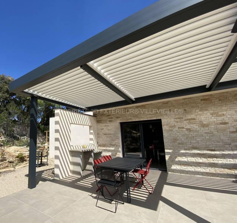 Pergola à lames orientables parrallèles à la facade finition sobre et élégante installée à Nimes Castanet dans le Gard (30) Languedoc Roussillon