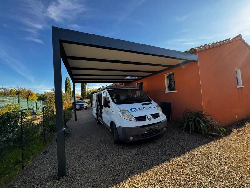 Réalisation d’un carport en aluminium avec puit de lumière à Congénies (Gard) par 3D Extérieur