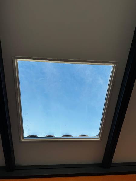 Puit de lumière sur mesure intégré à la toiture d'un carport à Congénies dans le Gard