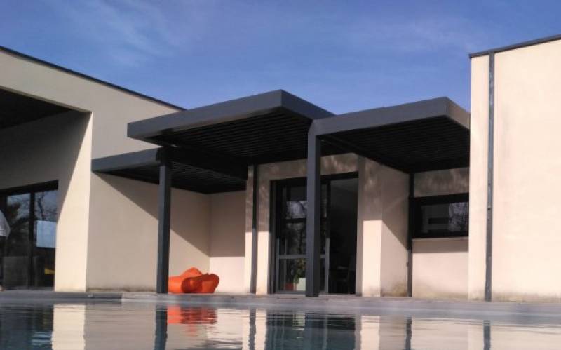 Pergola lames et structure gris anthracite avec superposition de modules bioclimatiques à Baix en Ardèche