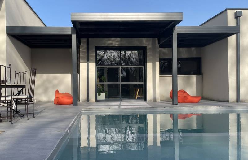 Extension d'une terrasse avec une superposition de pergolas à lames orientables  à Privas en Ardèche