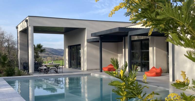 Effet cubique et design avec nos modules superposés de pergolas en aluminium à Baix en Ardèche