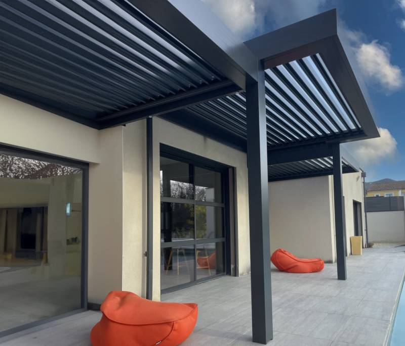 Pergola bioclimatique sur mesure orientation des lames parallèles à la façade  installée dans le canton du Pouzin en Ardèche