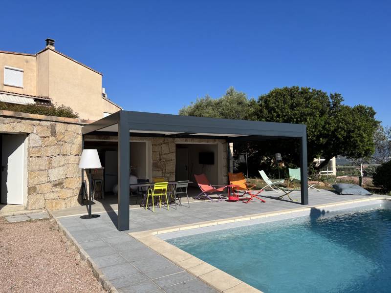 Réalisation pergola bioclimatique gris anthracite à Afa  près de Alata en Corse