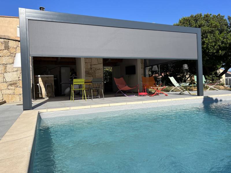 Pergola bioclimatique avec store zip screen installée à Afa  proche Ajaccioen Corse