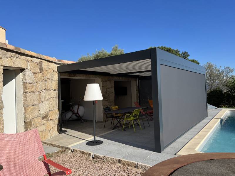 Extension poolhouse avec une pergola bioclimatique à Afa proche de Bastelicaccia  en Corse