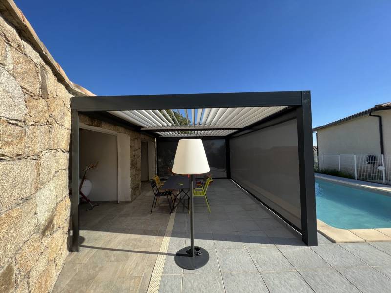 Pergola bioclimatique adossée à un mur de pierres vers Bastelicaccia  en Corse