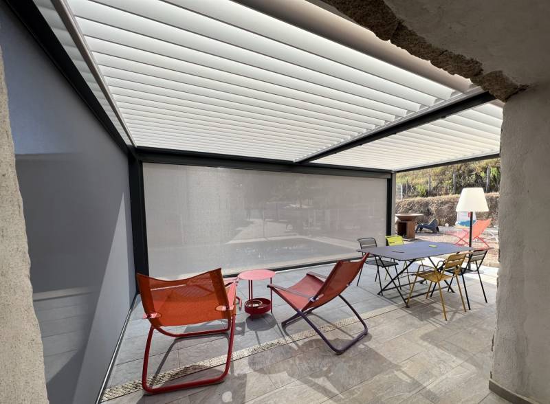 Pergola bioclimatique avec protection solaire installation à Afa en Corse