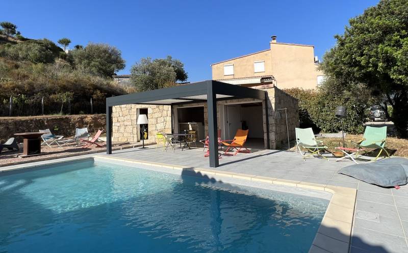 Pose d'une pergola bioclimatique 6x4 à Afa proche de Sarrola-Carcopino en Corse