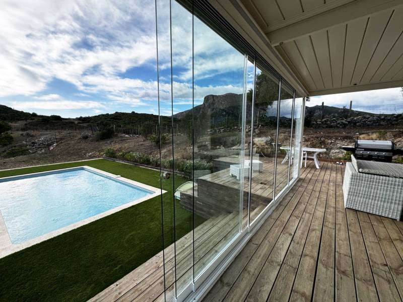 Panneaux de verre coulissants ou pivotant pour pergola bioclimatique pose à Afa Corse du Sud