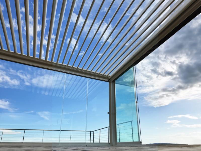 Pergola design en aluminium avec lames orientables et parois vitrées Corse