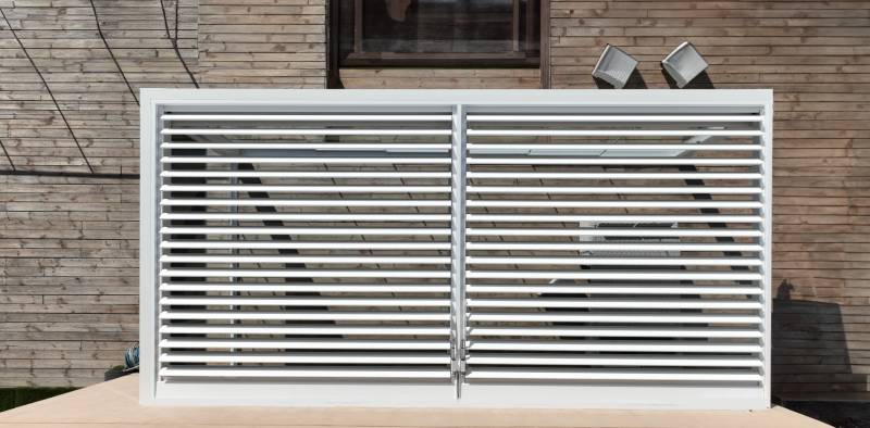 Pergola bioclimatique blanche avec deux modules indépendants réalisation à Afa en Corse