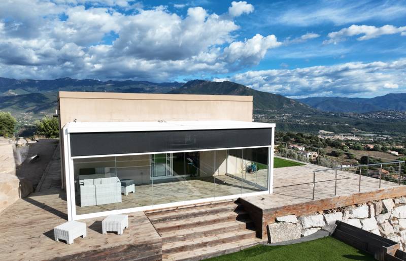 Installation d'une pergola panoramique vitrée près d'Ajaccio à Afa en Corse-du-Sud