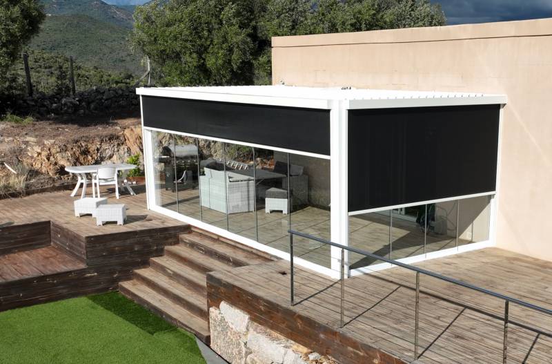 Pergola option store zip screen et vitrage installée proche de Bastelicaccia Corse