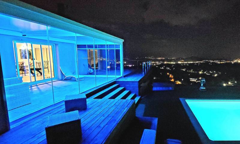 Eclairage d'ambiance sous pergola bio avec bandeau LED proche d'Alata en Corse