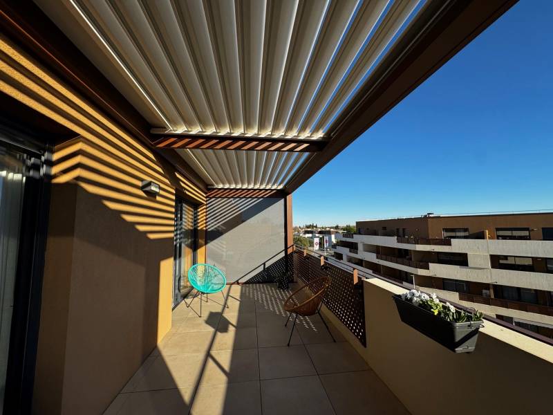 Pose d'une pergola sur mesure en alu pour un balcon à Castries