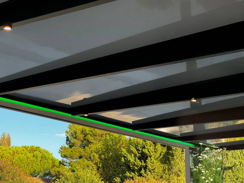Installation d'une pergola bioclimatique avec toit pour magasin Sommières