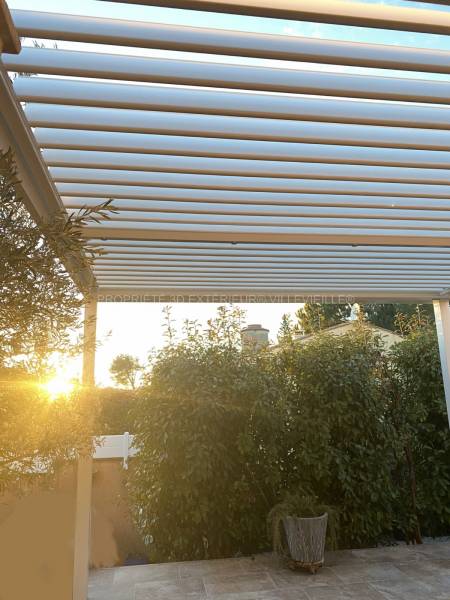 Pergola bioclimatique Solisysteme  un confort garanti tout au long des saisons grâce à ses lames orientables en aluminium qui permettent une circulation de l’air et un bien-être instantanée Vérargues près de Saint Christol dans l'Hérault (34)