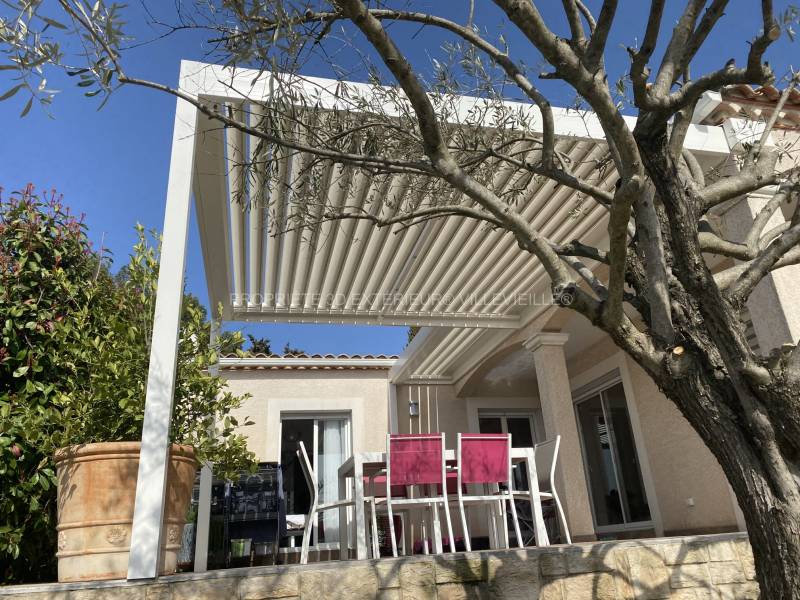 Installation d’une pergola bioclimatique en aluminium contemporaine
