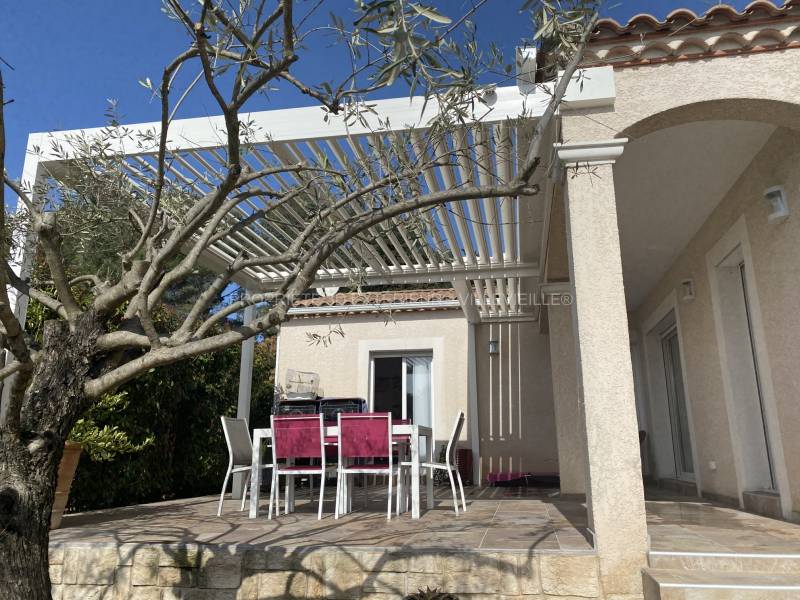 Extension d'une terrasse avec une pergola bioclimatique de fabrication Française implantée à Vérargues près de Saturargues dans l'Hérault (34)