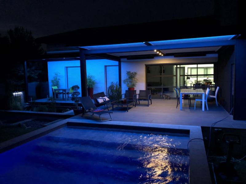 Touche élégante avec un éclairage bandeau LED pour pergola dans l'Hérault 