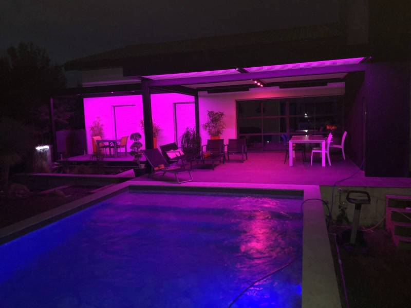 Pergola avec ruban LED intégré et cache diffusant pour une ambiance cosy en Occitanie