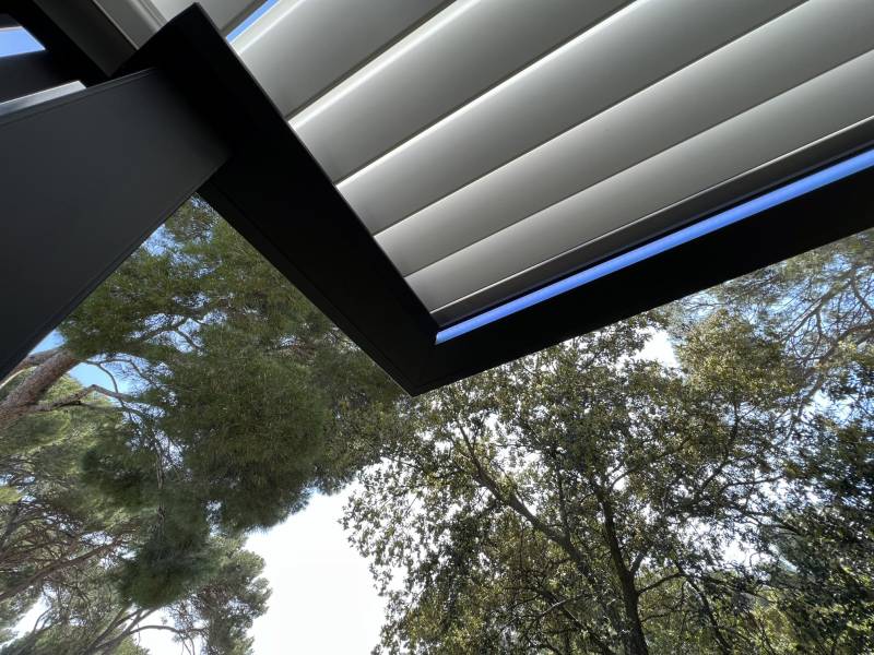 Ruban LED RGB une personnalisation pour pergola bioclimatique en Occitanie
