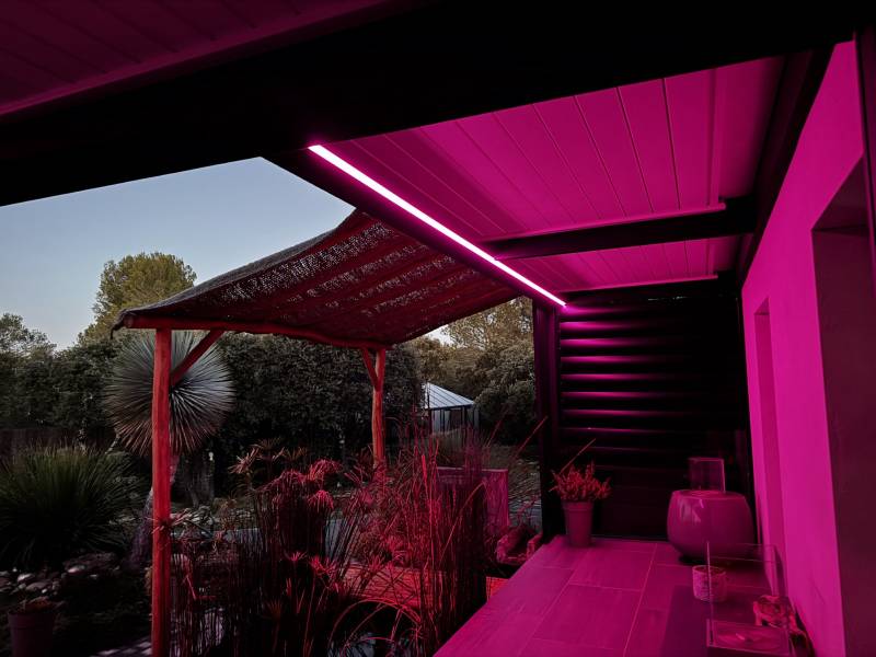 Ruban LED pour éclairage d'ambiance d'une pergola bioclimatique en Occitanie